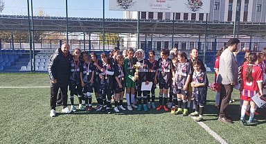 Özalplı kız futbol takımı il birincisi oldu