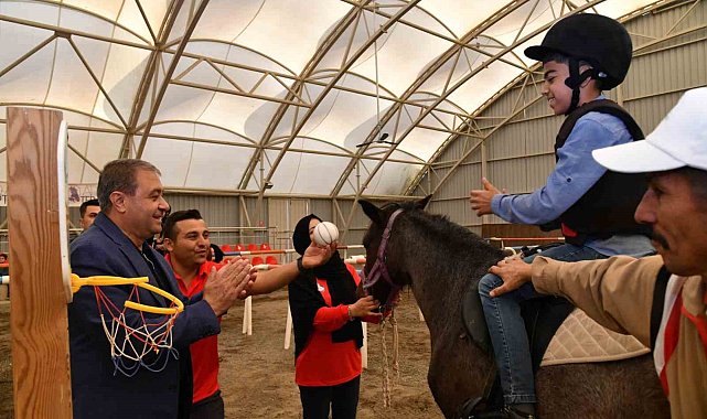 Özel özel ihtiyaç sahibi çocuklara atla terapi