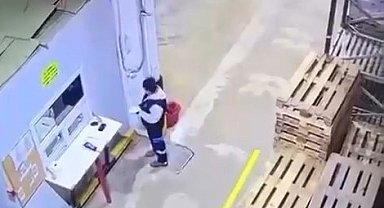 Paletlerin altında kalmaktan son anda kurtuldu