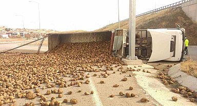 Pancar yüklü kamyon devrildi