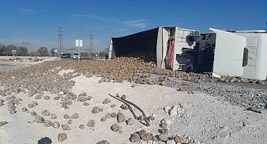 Pancar yüklü tır devrildi: 1 yaralı