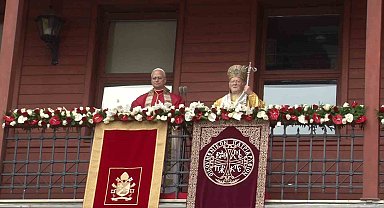 Papa 14. Leo ve Fener Rum Patriği Bartholomeos, ayine katılanları selamladı