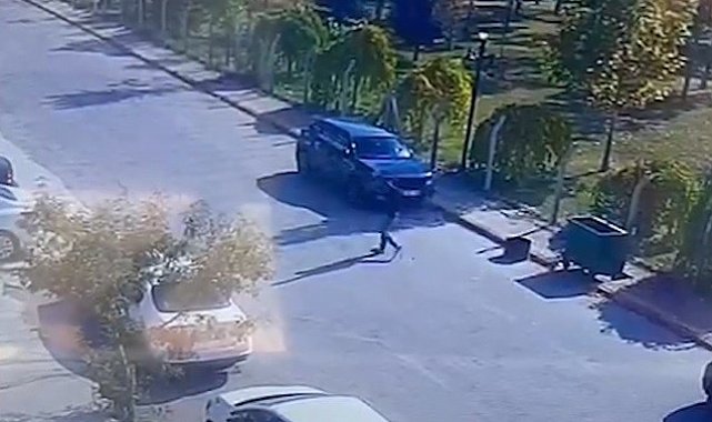 Para çalan şahıs, yüzünü saklamak yerine kameraya el salladı