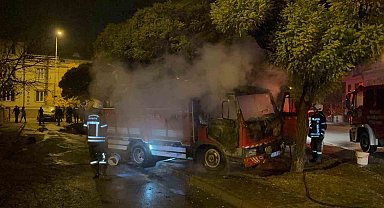 Park halinde alev alan kamyon hareket etti