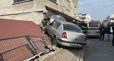 Park halindeki araca çarpan otomobil evin çatısına çıktı