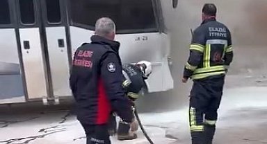 Park halindeki midibüs alev aldı