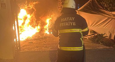 Park halindeki otomobil alevlere teslim oldu