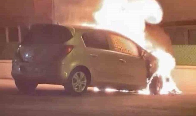 Park halindeki otomobil alevlere teslim oldu