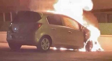 Park halindeki otomobil alevlere teslim oldu