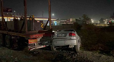 Park halindeki tıra çarpan otomobildeki 2 kişi yaralandı