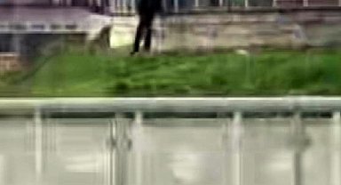 Parkta hayrete düşüren görüntü: Korkulukları tek tek söktü