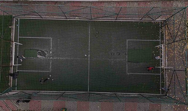 Parktaki halı sahayı, tarlaya çevirdiler