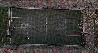 Parktaki halı sahayı, tarlaya çevirdiler