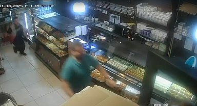 Pastanede dehşet anları: Elinde bıçakla müşterilere saldırdı