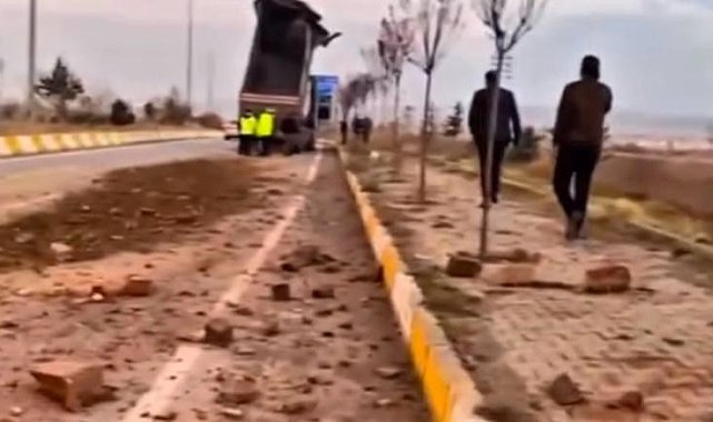 Patnos'ta damperi açık kalan tır kemere çarptı