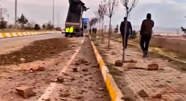 Patnos'ta damperi açık kalan tır kemere çarptı