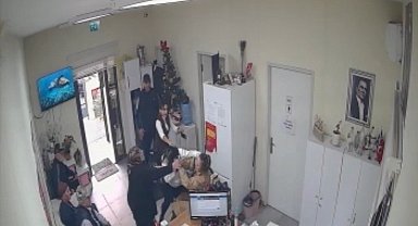 Pendik'te muhtarlıkta "belge krizi" çıktı, vatandaş ve muhtar tekme tokat birbirine girdi