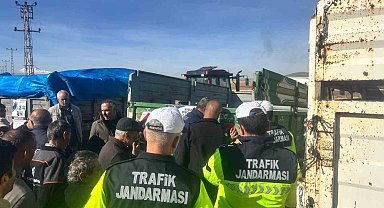 Pınarbaşı'nda traktörlere reflektör dağıtıldı
