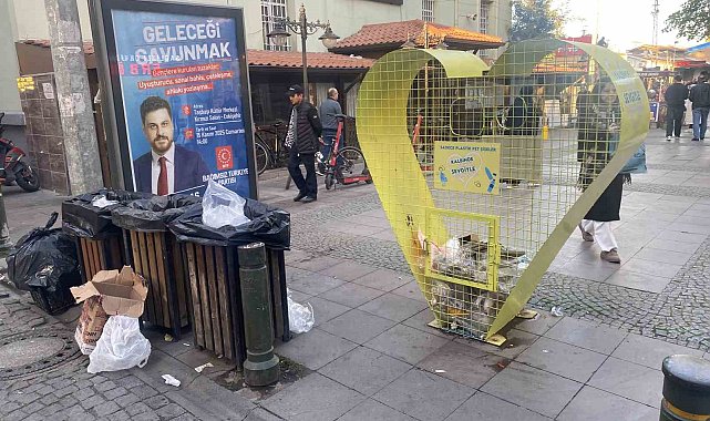 Plastik şişeler için kurulan geri dönüşüm kafesi çöplerle dolduruldu