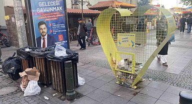 Plastik şişeler için kurulan geri dönüşüm kafesi çöplerle dolduruldu