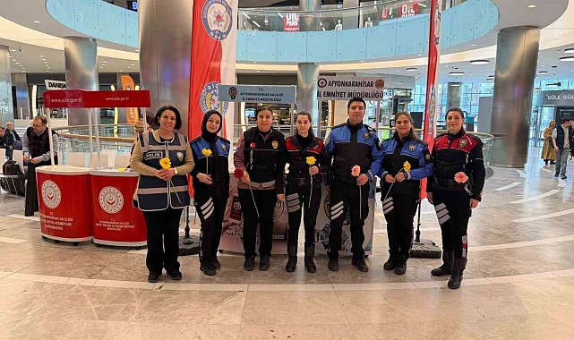 Polis kadına şiddetle mücadeleyi açtıkları stant ile anlattı