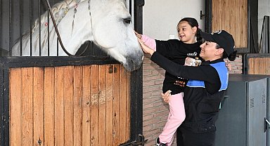 Polis lösemi hastası çocuklara at sevdirip, birlikte balon uçurdu