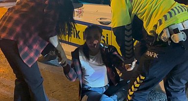 Polisin alkollü yolcuyla imtihanı kamerada