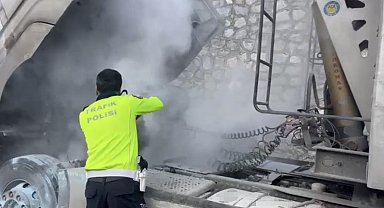 Polislerin hızlı müdahalesi, araç yangınını büyümeden önledi