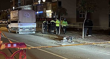 Polisten kaçan motosikletli, park halindeki kamyonete çarptı: 1 ölü 1 yaralı
