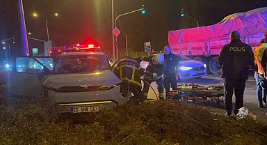 Porselen hammaddesi yüklü kamyon otomobille çarpıştı: 4 yaralı