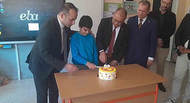 Protokolden ilkokul öğrencisi Şener'e doğum günü sürprizi