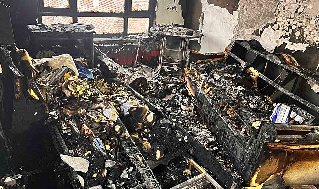 Psikolojik sorunları olduğu iddia edilen kişi evini ateşe verdi, balkona çıkıp izledi