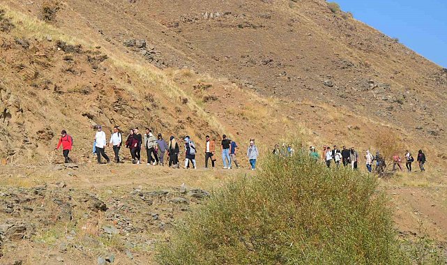 "Adımlarla Keşfet" projesi kapsamında 40 kişi Muş'un ünlü bağlarına yürüdü