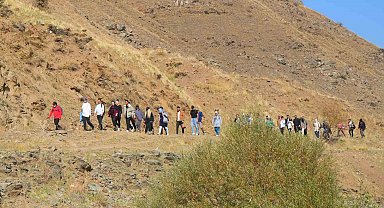 "Adımlarla Keşfet" projesi kapsamında 40 kişi Muş'un ünlü bağlarına yürüdü