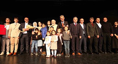 "Bir Gün Değil Bir Gül'dür Öğretmen" ayakta alkışlandı