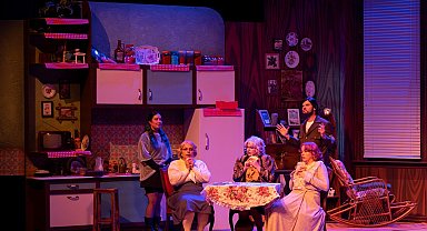 "Üç Jokerli Konken" Adana'da kapalı gişe sahnelendi