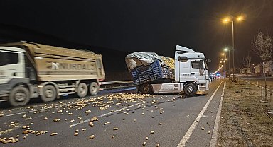 Rampa aşağı inen tır makasladı, onlarca kilo patates yola saçıldı
