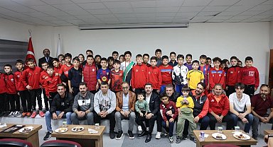 Rasim Arı'dan minik futbolculara krampon