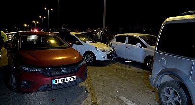 Refüje çarpan araç zincirleme kazaya sebep oldu: 1 yaralı