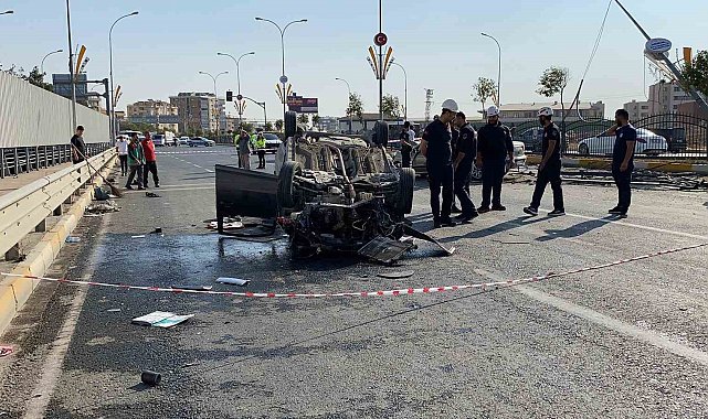 Refüjü aşan otomobil araçların arasına daldı: 3'ü ağır 5 yaralı