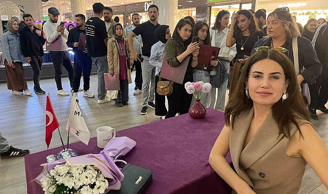 Rewşan, Mardian Mall'da plak imza gününde hayranlarıyla buluştu