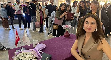 Rewşan, Mardian Mall'da plak imza gününde hayranlarıyla buluştu