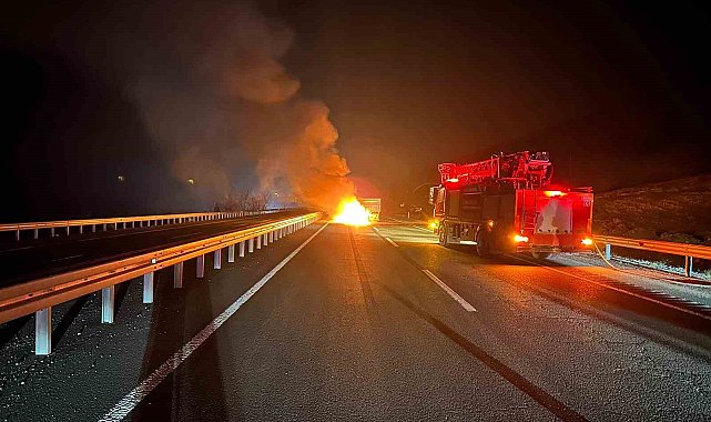 Römorka çarpan otomobil alev topuna döndü: 2 yaralı