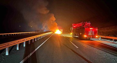 Römorka çarpan otomobil alev topuna döndü: 2 yaralı