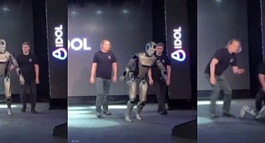 Rusya'da yapay zekalı insansı robotu tanıtım sırasında yere düştü