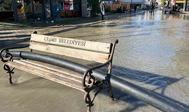 Sağanak yağış Çeşme'de sele neden oldu