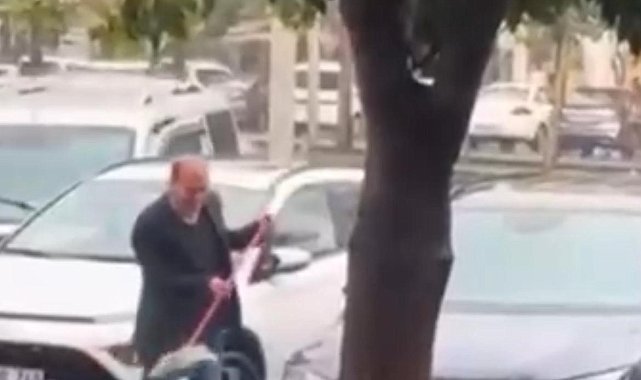 Sağanak yağmur altında arabasını yıkadı