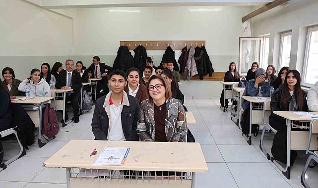 Şahin, bu yılın ilk deneme sınavında öğrencilerle bir araya geldi