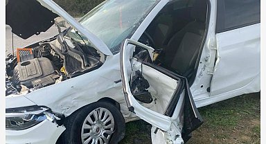 Sakarya'da iki otomobil çarpıştı: 1'i ağır 5 yaralı