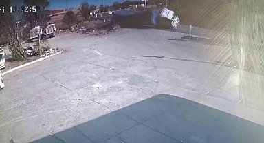 Saman balyalarının yüklü olduğu tır yan yattı